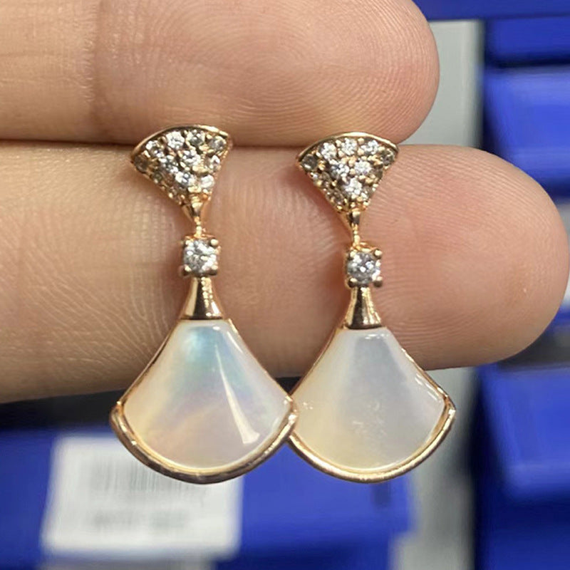 Damen elegante Ohrringe mit kunstvollem Perlmutt-Design und funkelnden Zirkonia Shop Nory