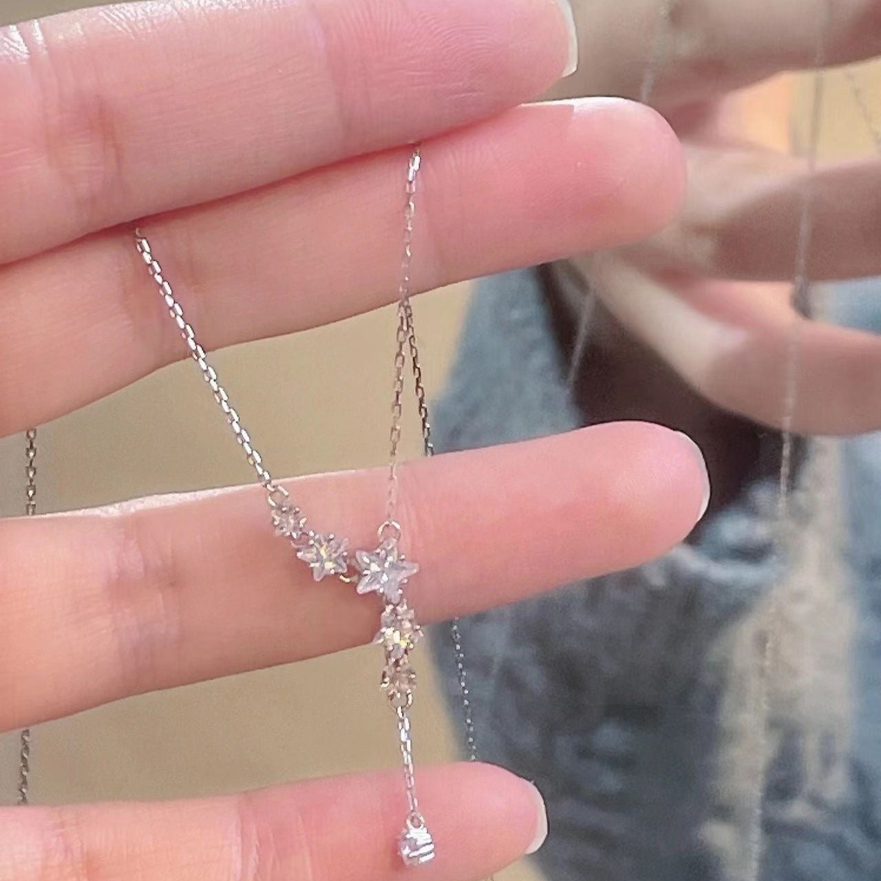 Damen Halskette mit funkelnden Kristallen und zarten Blumenmotiven Shop Nory