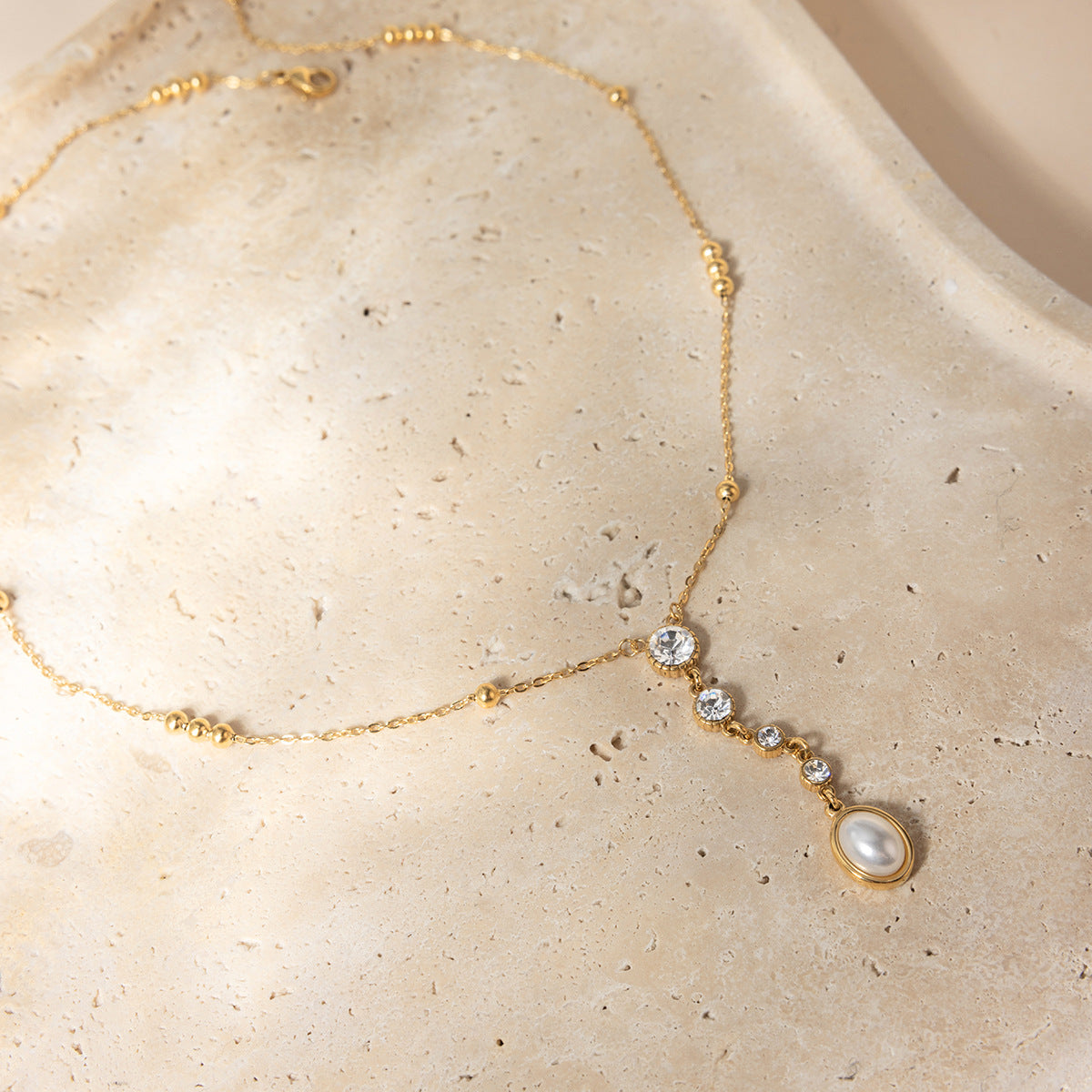 Damen Halskette mit funkelnden Zirkonia-Elementen und verstellbarem Kettendesign Shop Nory