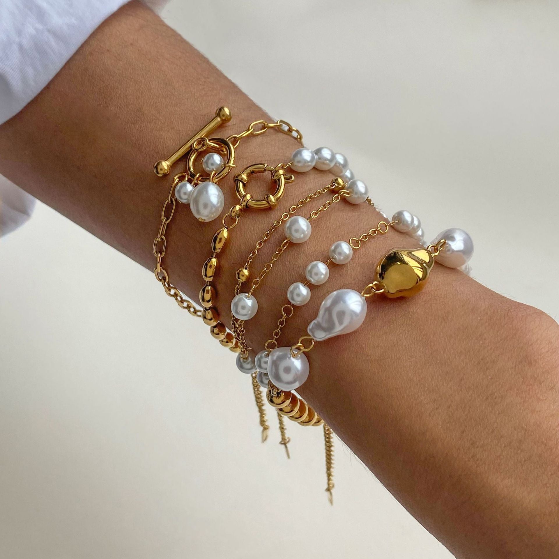 Damen Armkette mit luxuriösen Perlen- und Edelstahlakzenten Shop Nory