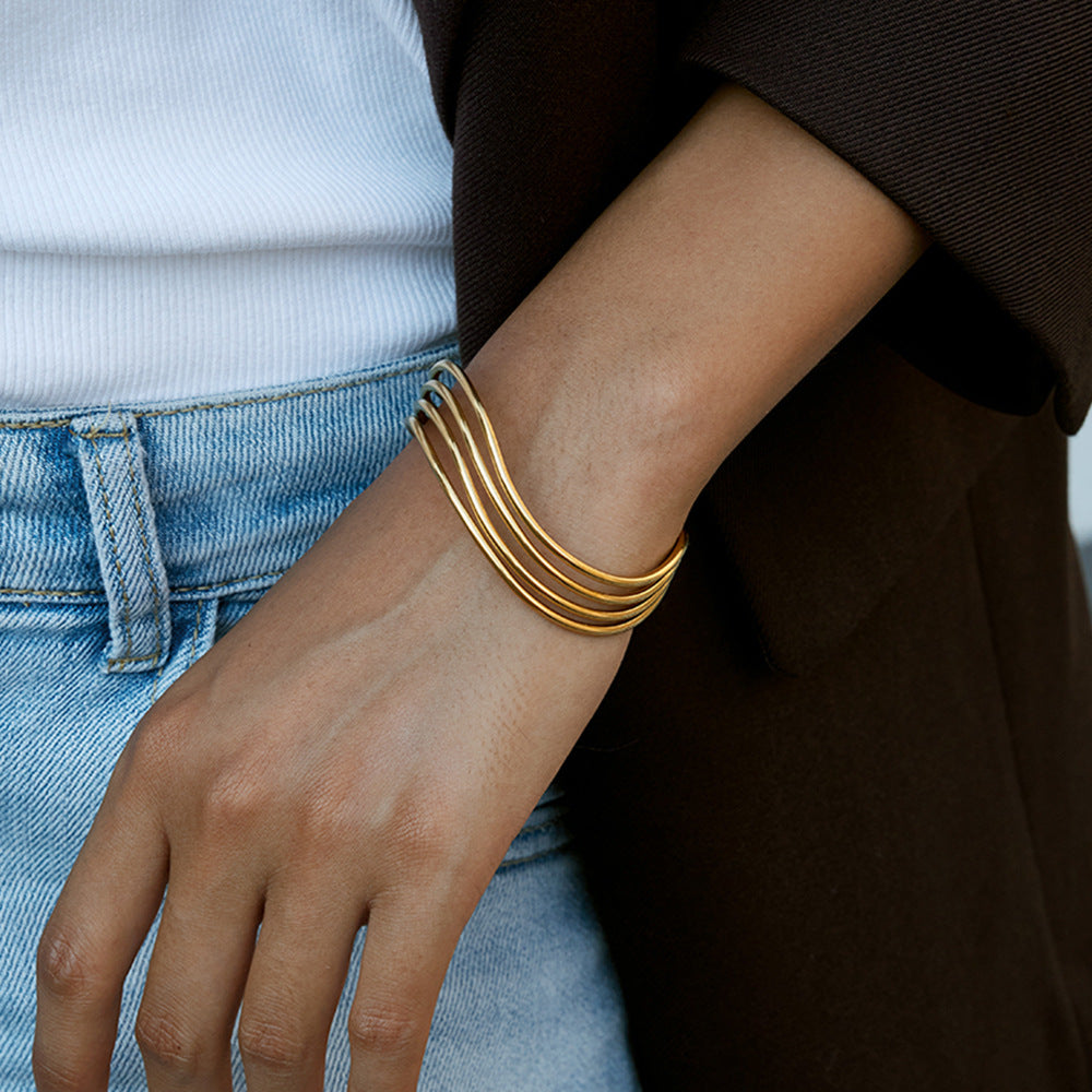 Damen Offenes Armreif mit eleganter Wellenstruktur aus hypoallergenem Edelstahl Shop Nory
