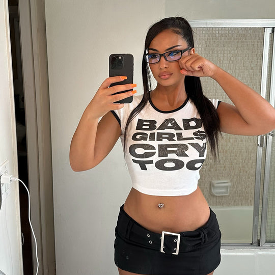 Damen Kurz geschnittenes Statement-Cropped-T-Shirt mit Ringer-Bündchen und figurbetonter Passform Shop Nory