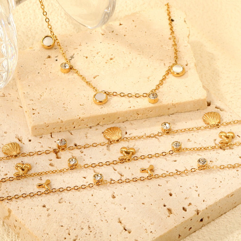 Damen zartes, goldplattiertes Armband mit funkelnden Zirkonia und herzförmigen Anhängern Shop Nory