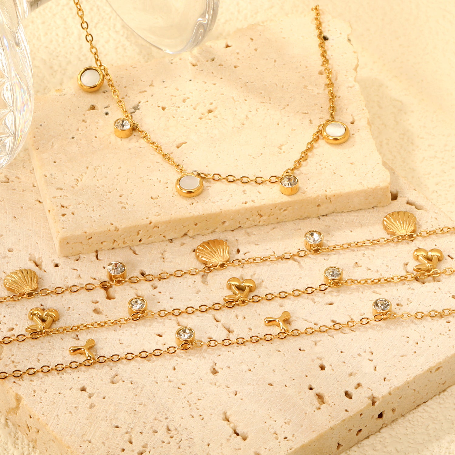 Damen zartes, goldplattiertes Armband mit funkelnden Zirkonia und herzförmigen Anhängern Shop Nory