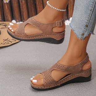 Damen Bequeme Keilsandalen mit perforierten Details