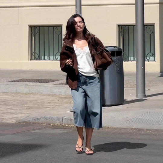 Damen Kurz geschnittener Veloursleder-Blouson mit hohem Stehkragen, kastiger Oversize‑Silhouette und verdecktem Reißverschluss Shop Nory