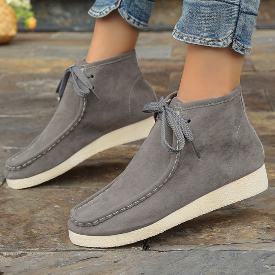Damen knöchelhoher Mokassin-Boot mit Wildlederoptik, getragener Moccasin-Naht, dämpfender Crepe-Laufsohle und robusten Schnürsenkeln Shop Nory