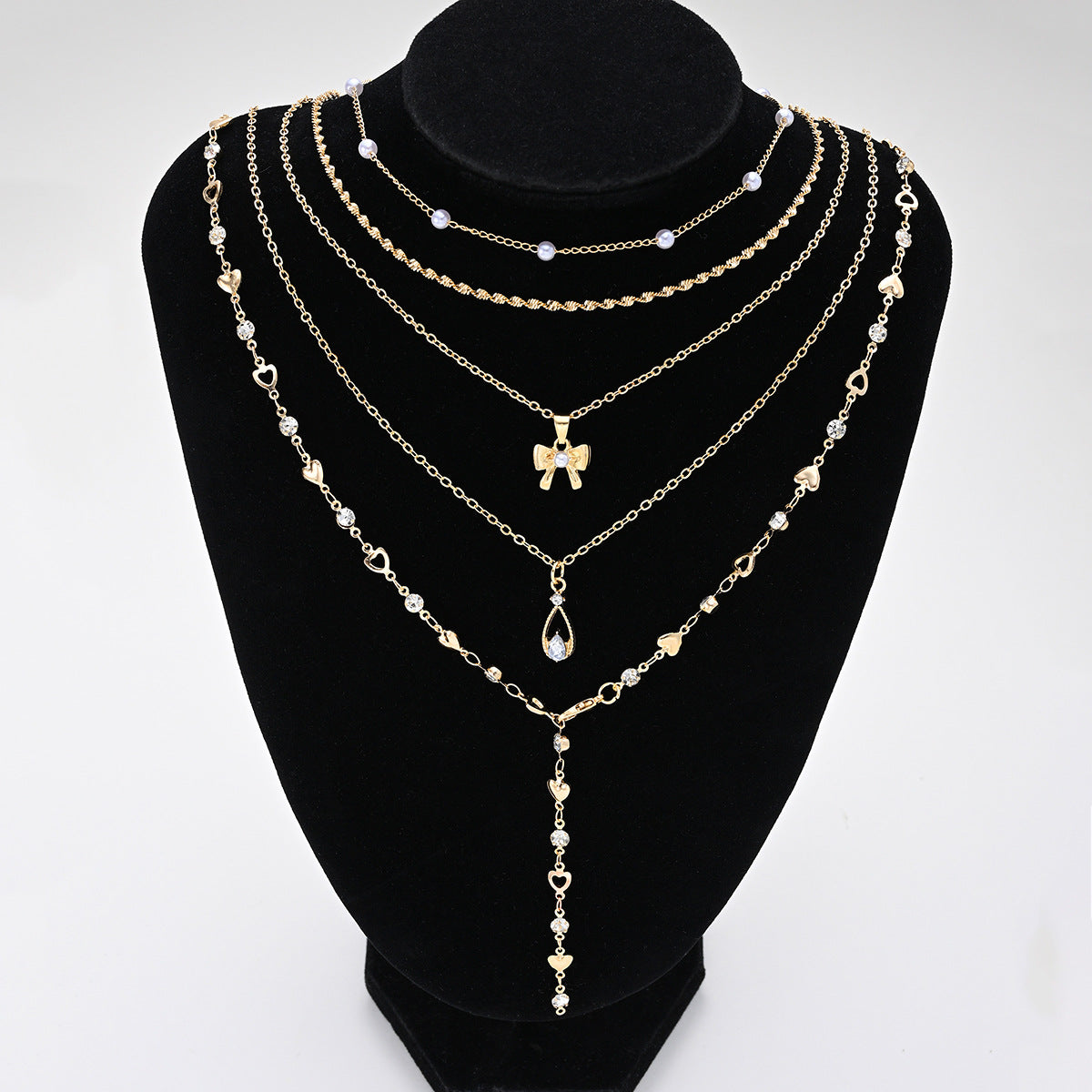 Damen Halskette mit mehrlagigem Design und funkelnden Anhängern Shop Nory