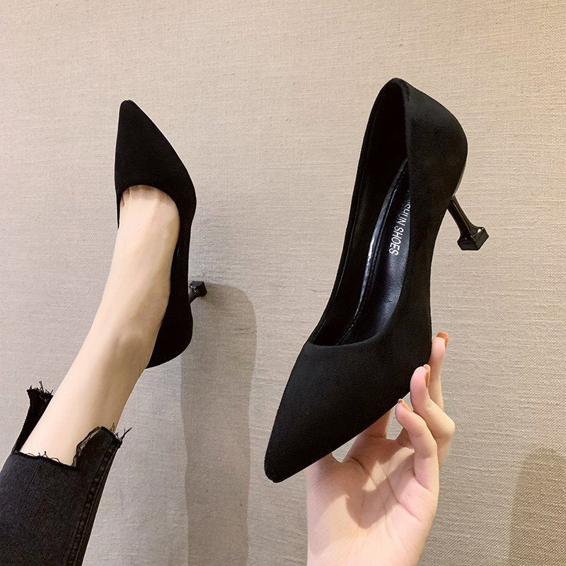Damen Klassische spitz zulaufende Samtvelours‑Pumps mit skulpturellem Mini‑Absatz Shop Nory