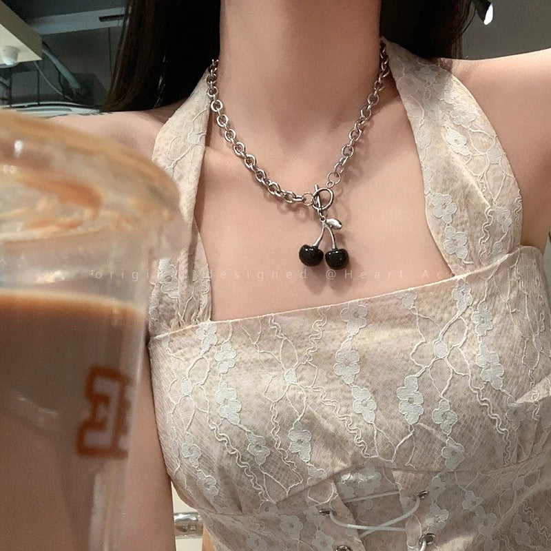 Damen Halskette mit einem stilvollen Kirsch-Anhänger und eleganter Gliederkette Shop Nory