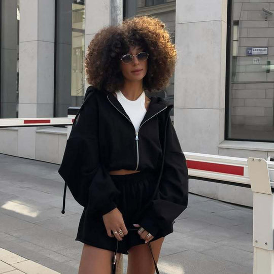 Damen oversized Cropped-Zip-Hoodie mit voluminösen Ballonärmeln und elastischer High‑Waist Loungeboxer-Shorts Shop Nory