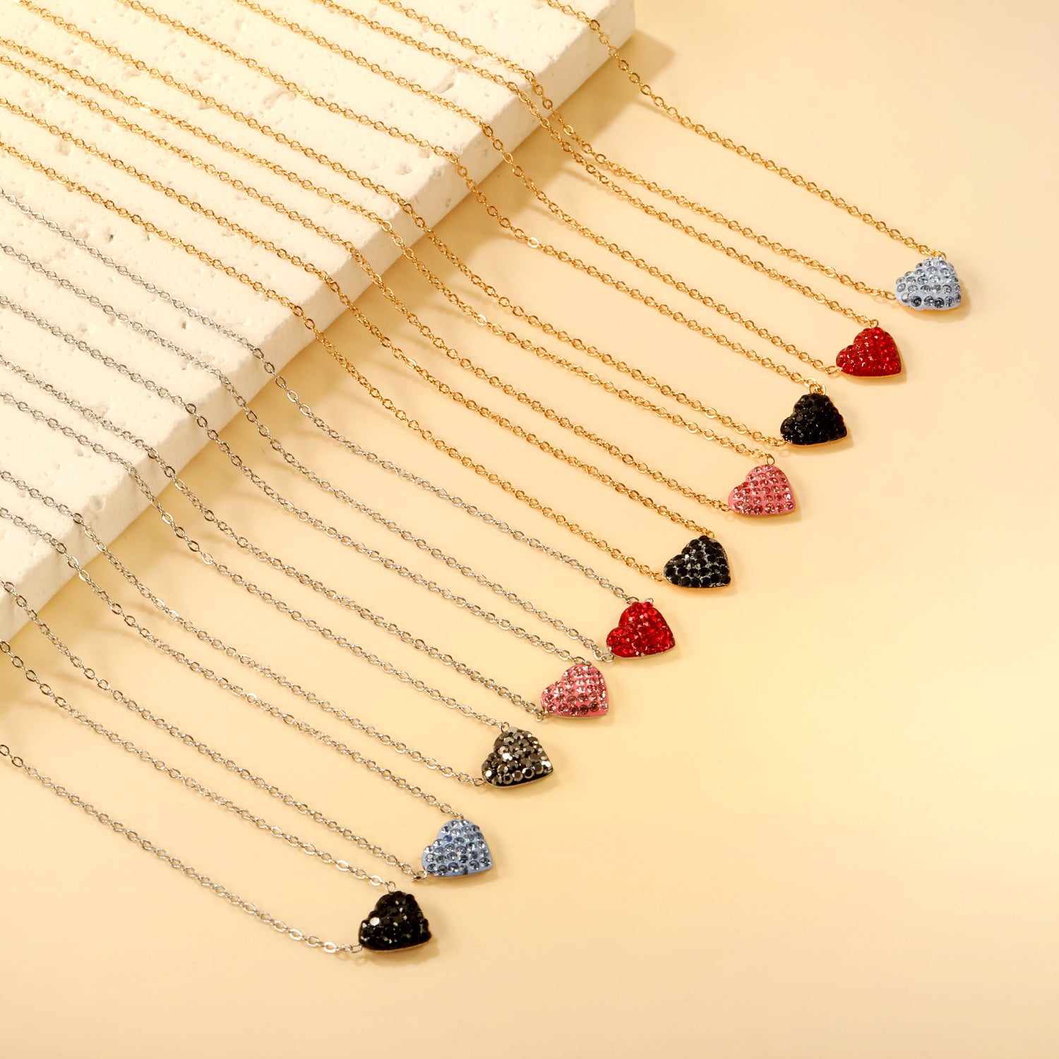 Damen Halskette mit herzförmigem Anhänger aus hochwertigem Edelstahl mit funkelnder Oberfläche Shop Nory