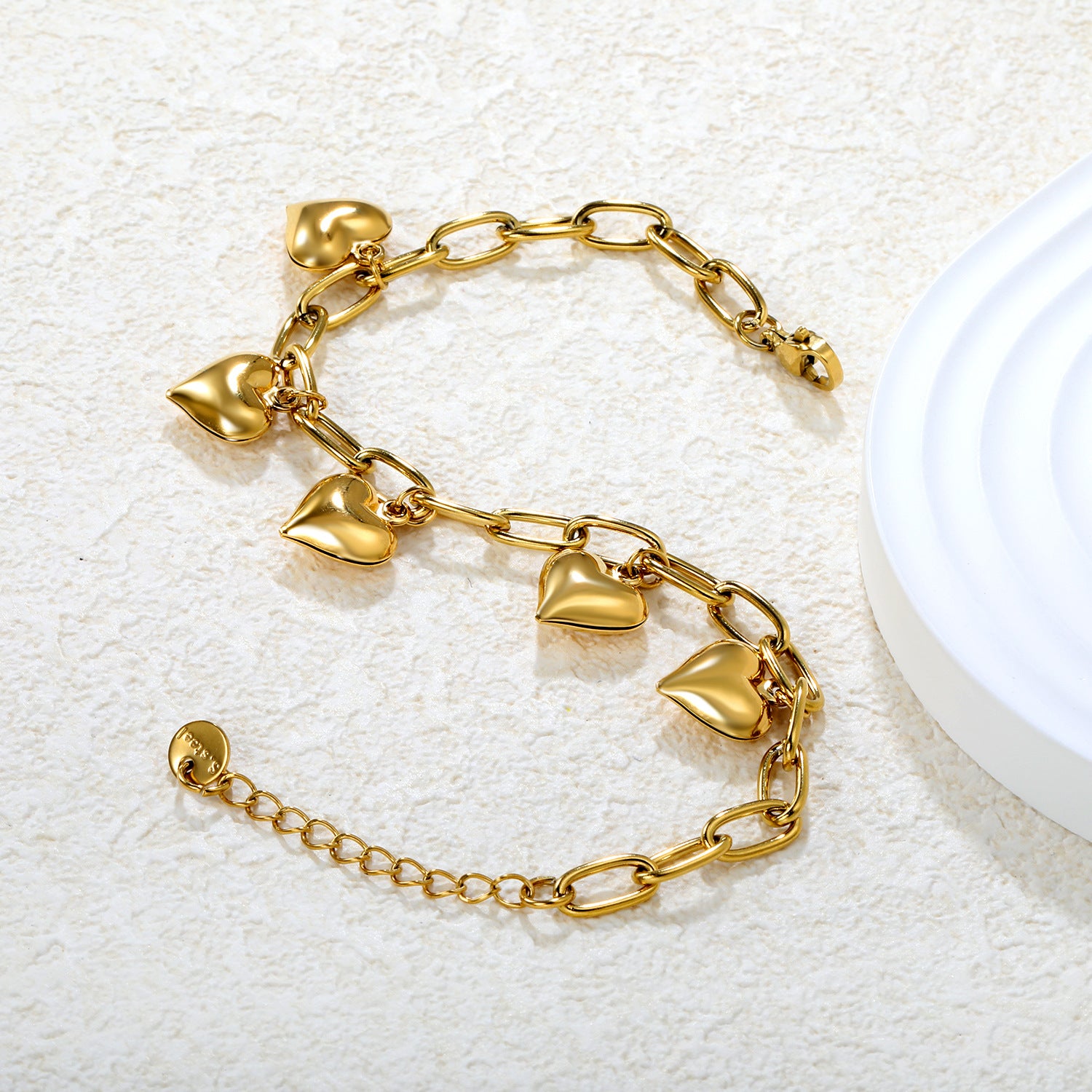 Damen Armband mit herzförmigen Anhängern und elegantem Gliederdesign Shop Nory