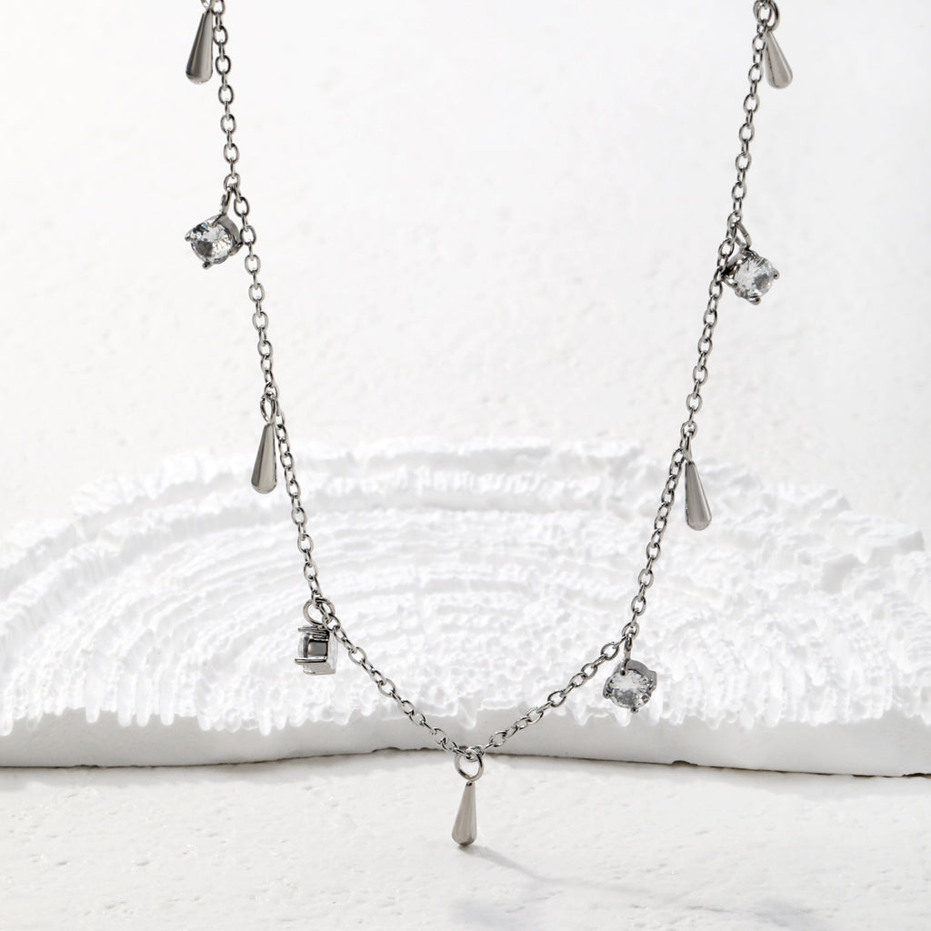 Damen Halskette mit funkelndem Kreuz-Anhänger und eleganten Glasperlen Shop Nory
