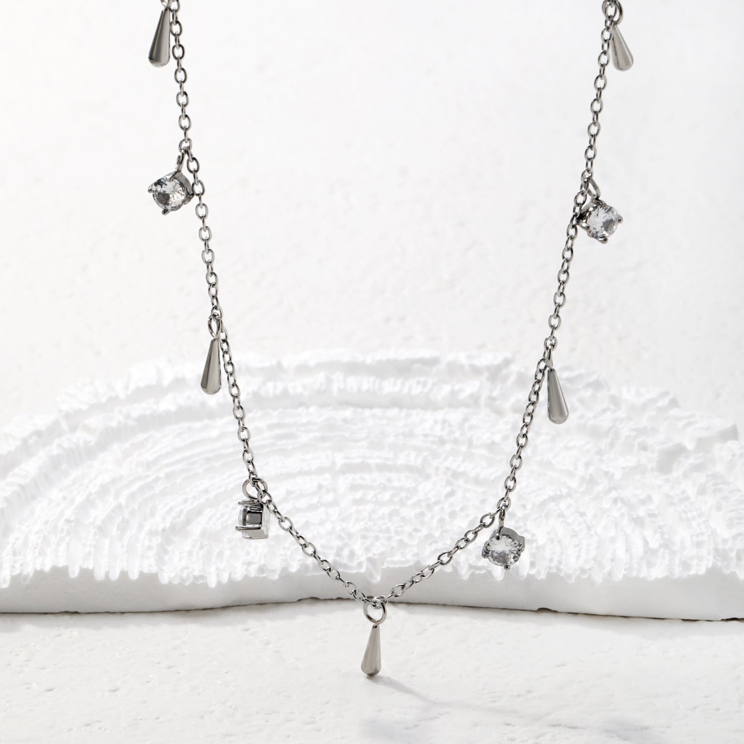 Damen Halskette mit funkelnden Kristallanhängern und elegantem Tropfencharme Shop Nory