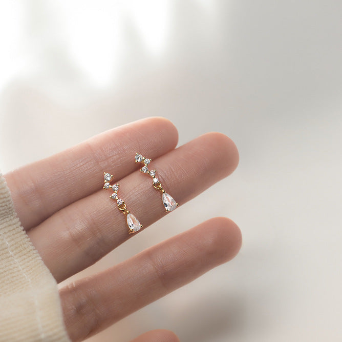 Damenohrringe mit funkelnden Kristallen und erstklassigem Goldakzent Shop Nory