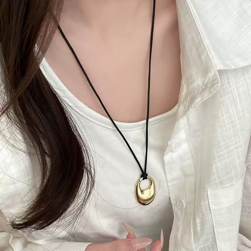 Damen Kette mit elegantem, ovalem Anhänger aus hochwertigem Metall Shop Nory