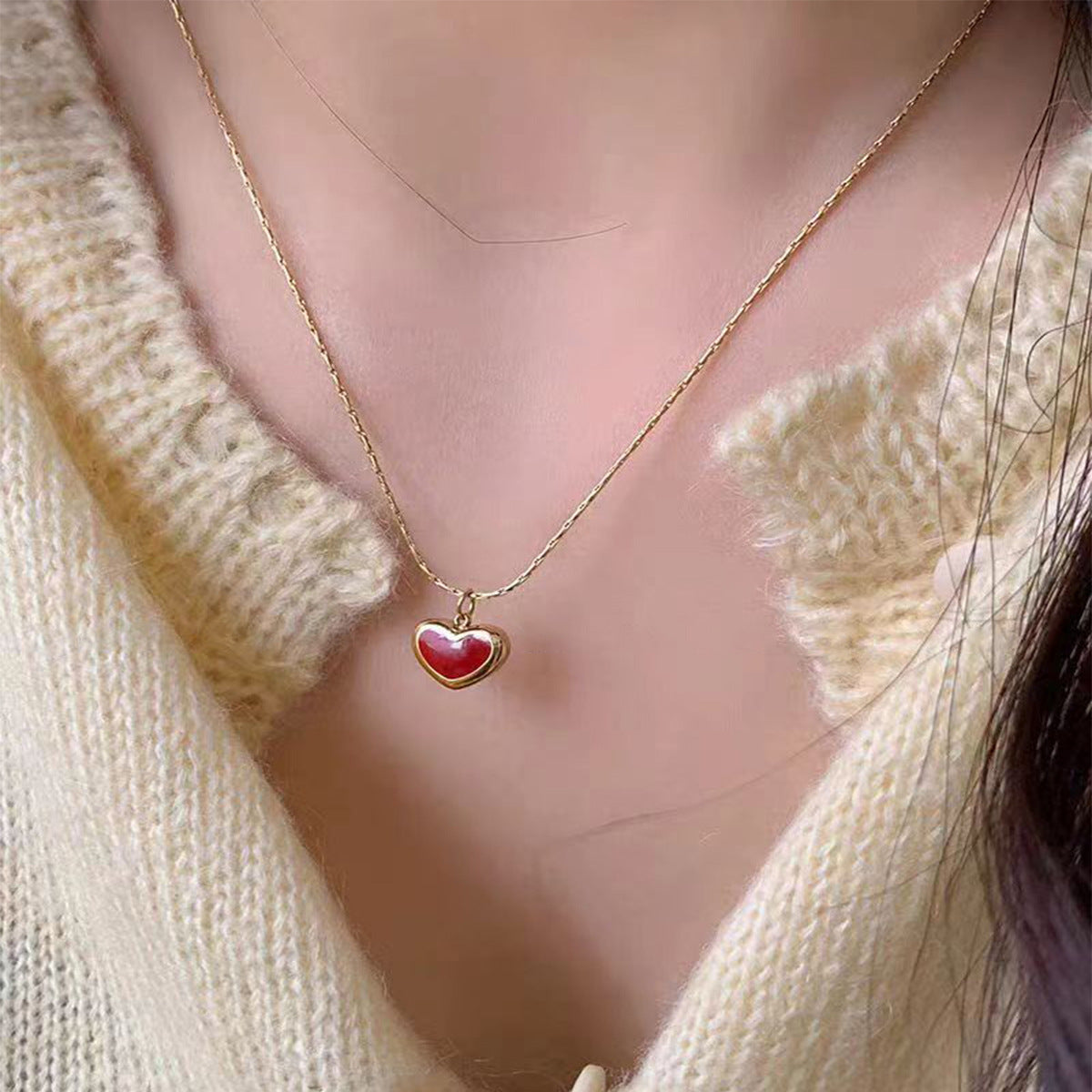Damen Halskette mit rotem Herzanhänger und goldfarbener Kette Shop Nory