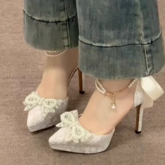 Damen Satin‑Pumps mit Spitzenüberzug, Perlen‑Schleifenapplikation und Perlenschnürchen Shop Nory