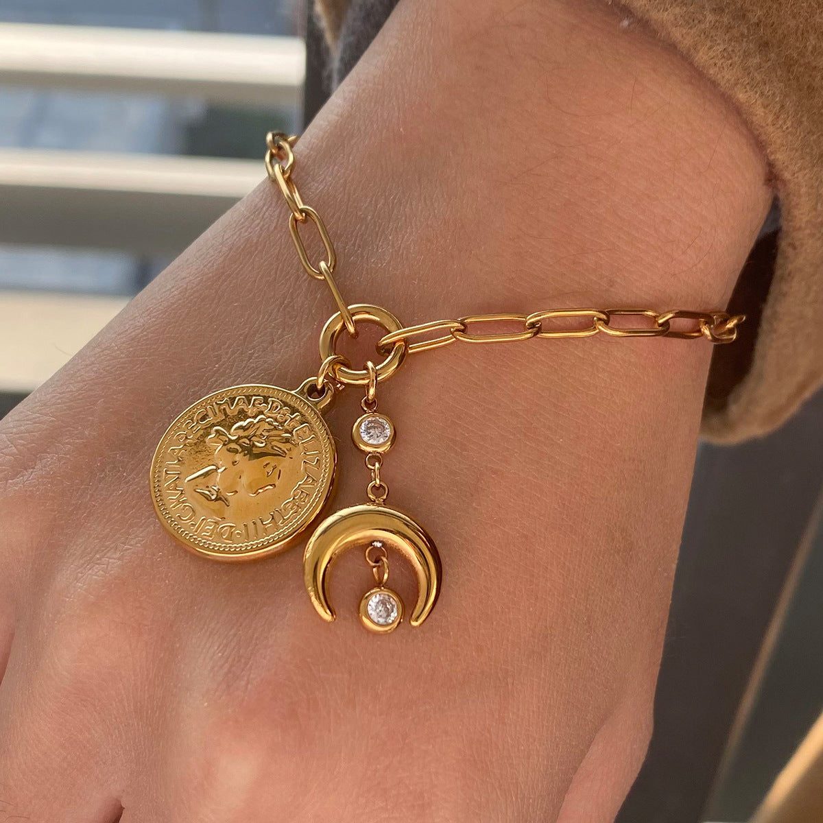 Damen Armband aus hypoallergenem Edelstahl mit künstlerischen Anhängern Shop Nory