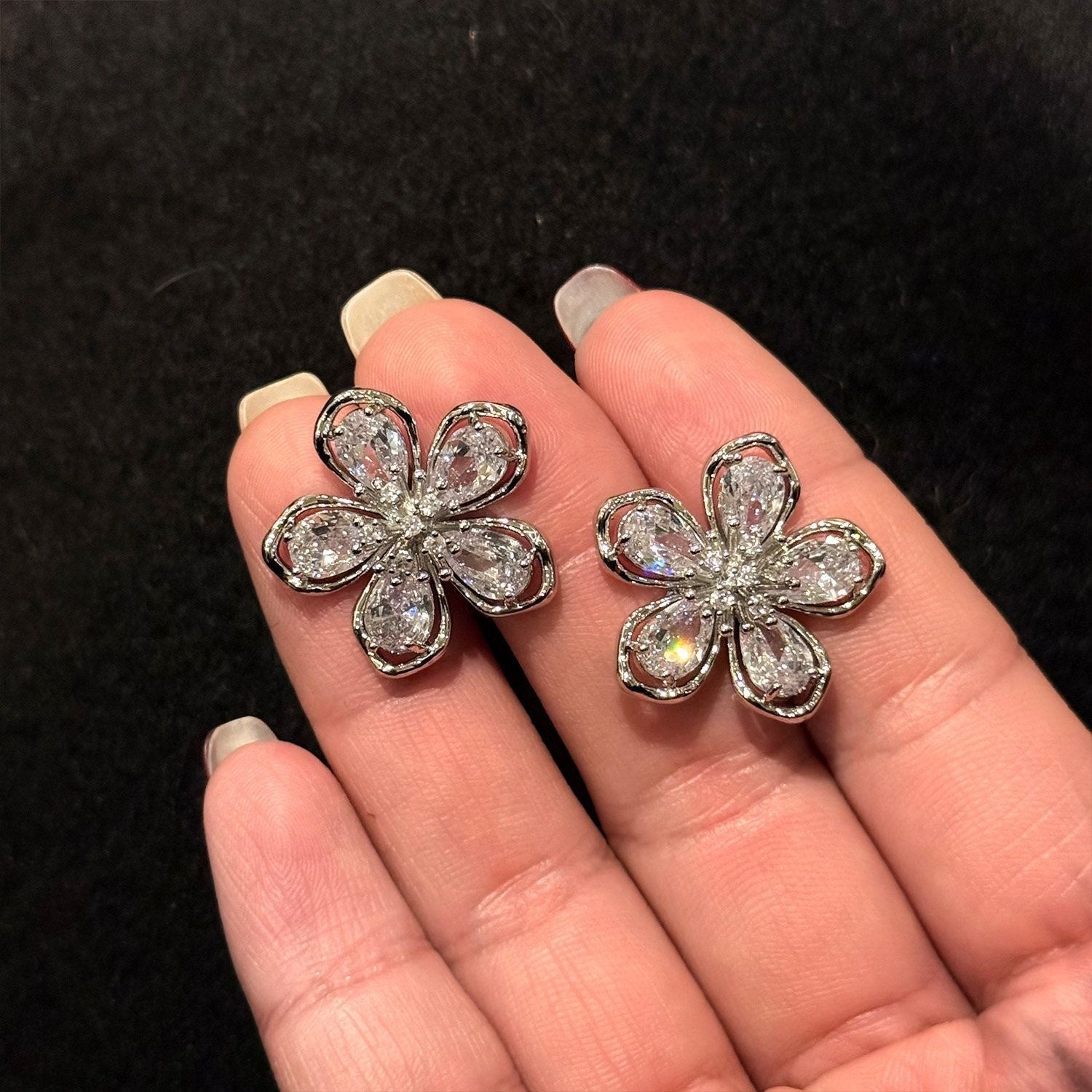 Damen Ohrstecker mit floralem Design und funkelnden Kristallen Shop Nory