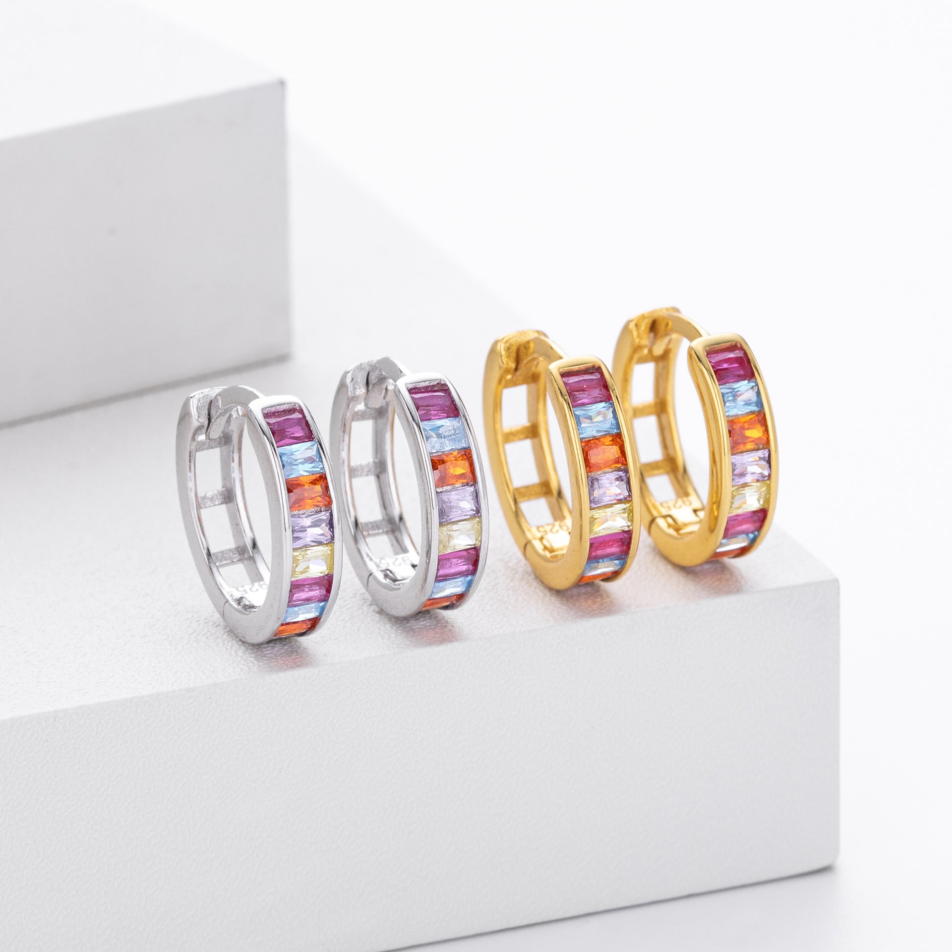 Damen Creolen mit bunten Zirkonen und feinem Design Shop Nory