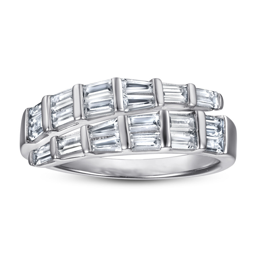 Damen Verlobungsring mit hochglänzendem, rechteckigem Edelstein und kunstvollen Zirkonia-Details Shop Nory