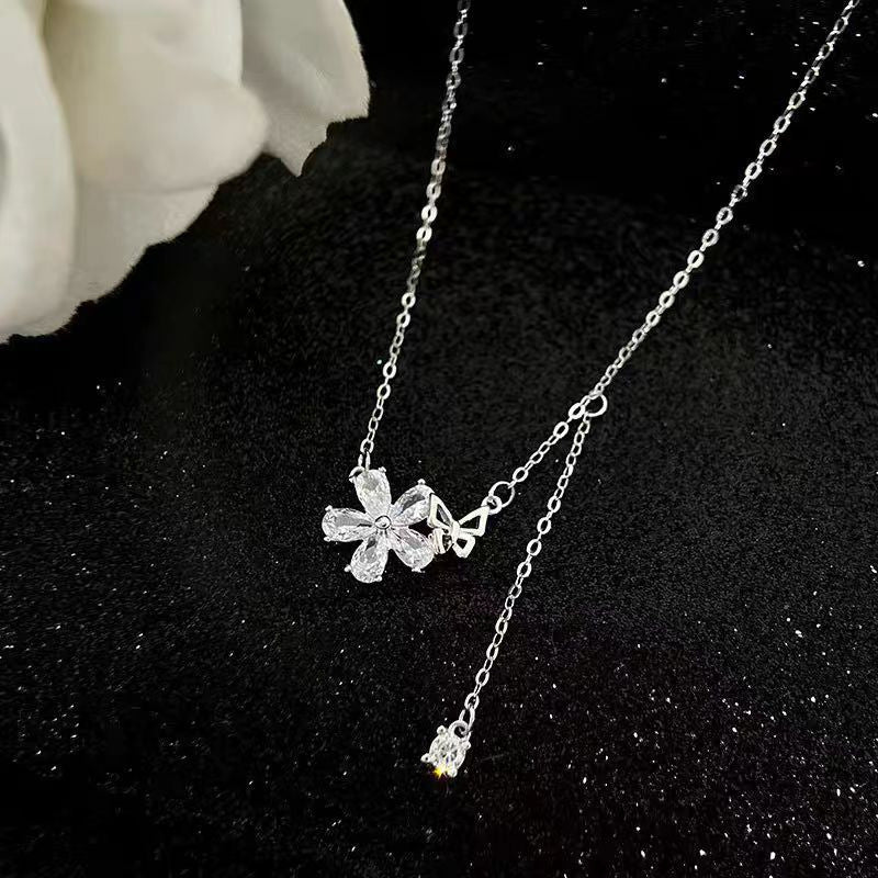 Damen Halskette mit funkelndem Blumenanhänger und zartem Design Shop Nory