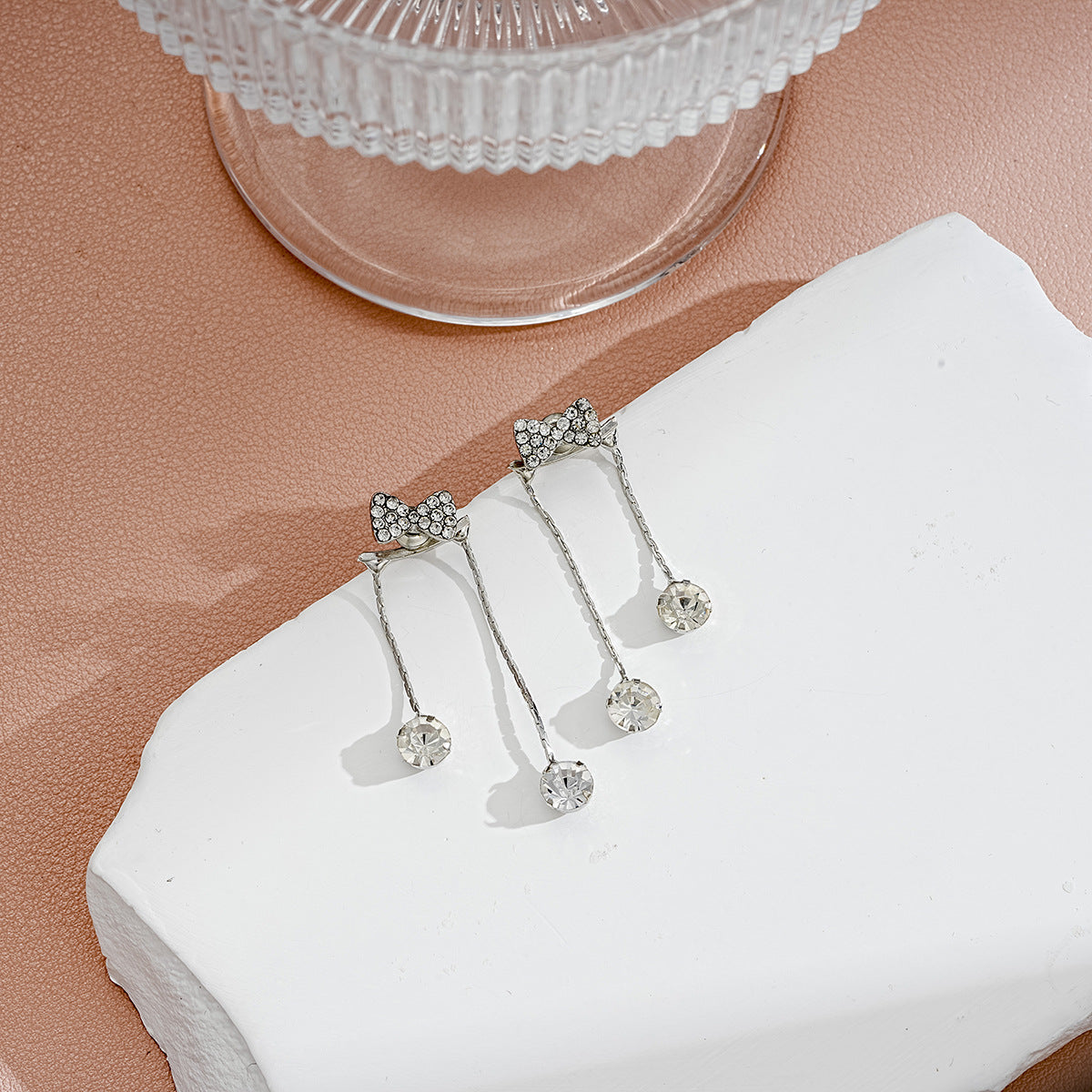 Damen Ohrringe mit funkelndem Schleifen-Design und elegantem Tropfenanhänger Shop Nory