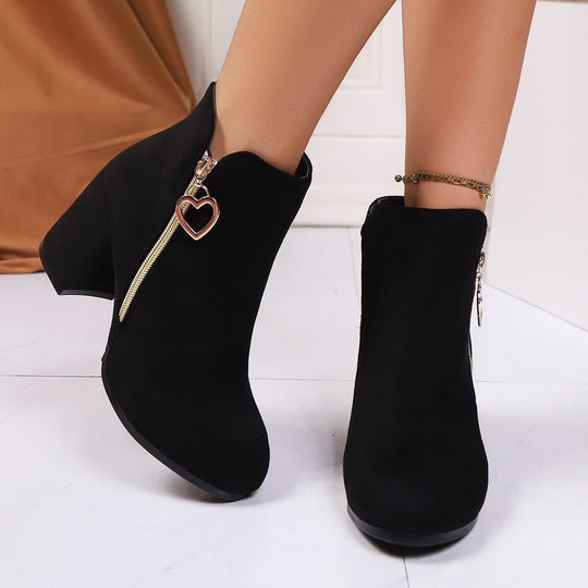Damen Knöchel‑Stiefeletten aus Velours mit breitem Blockabsatz und Herz‑Reißverschluss Shop Nory