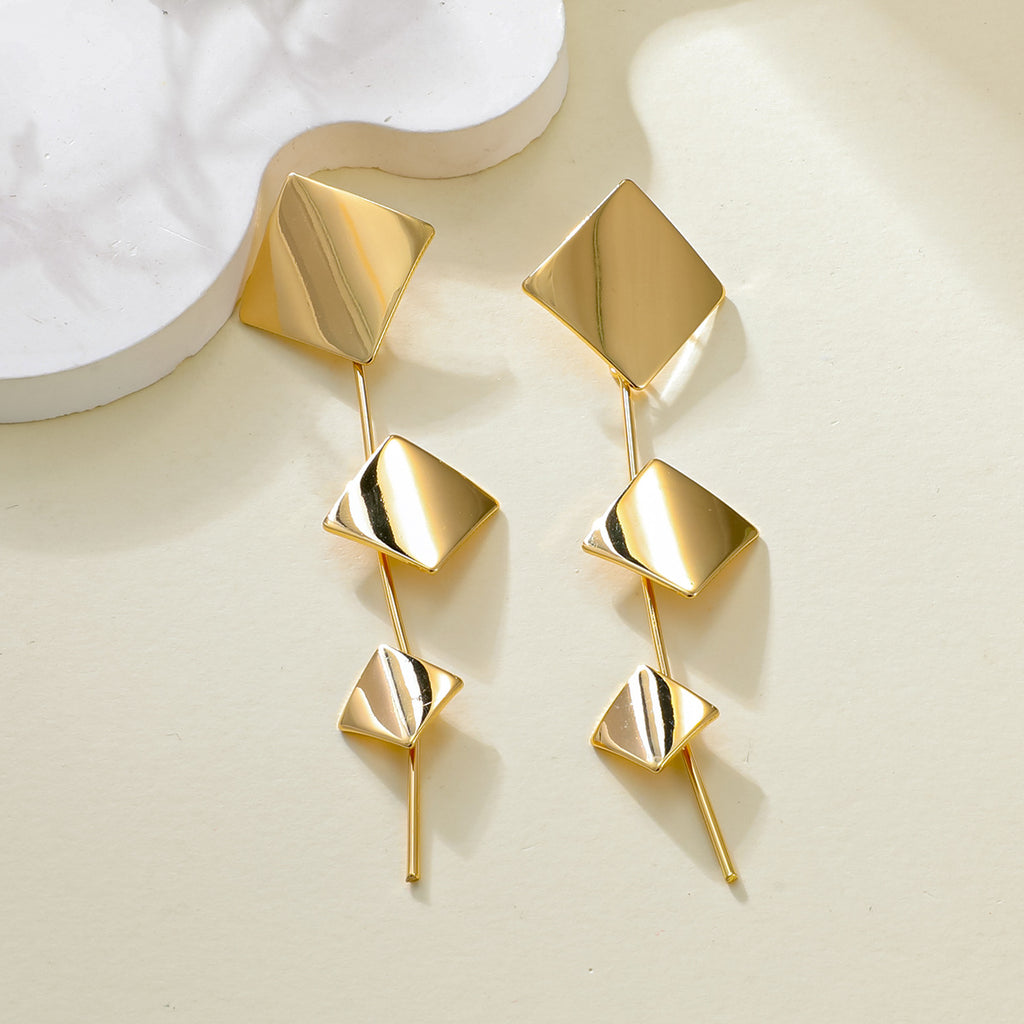 Damen Ohrringe im modernen, skulpturalen Design Shop Nory