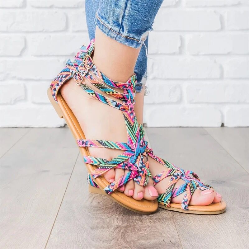 Damen Boho-Sandalen mit verstellbaren Knöchelriemen und Ethno‑Print Shop Nory