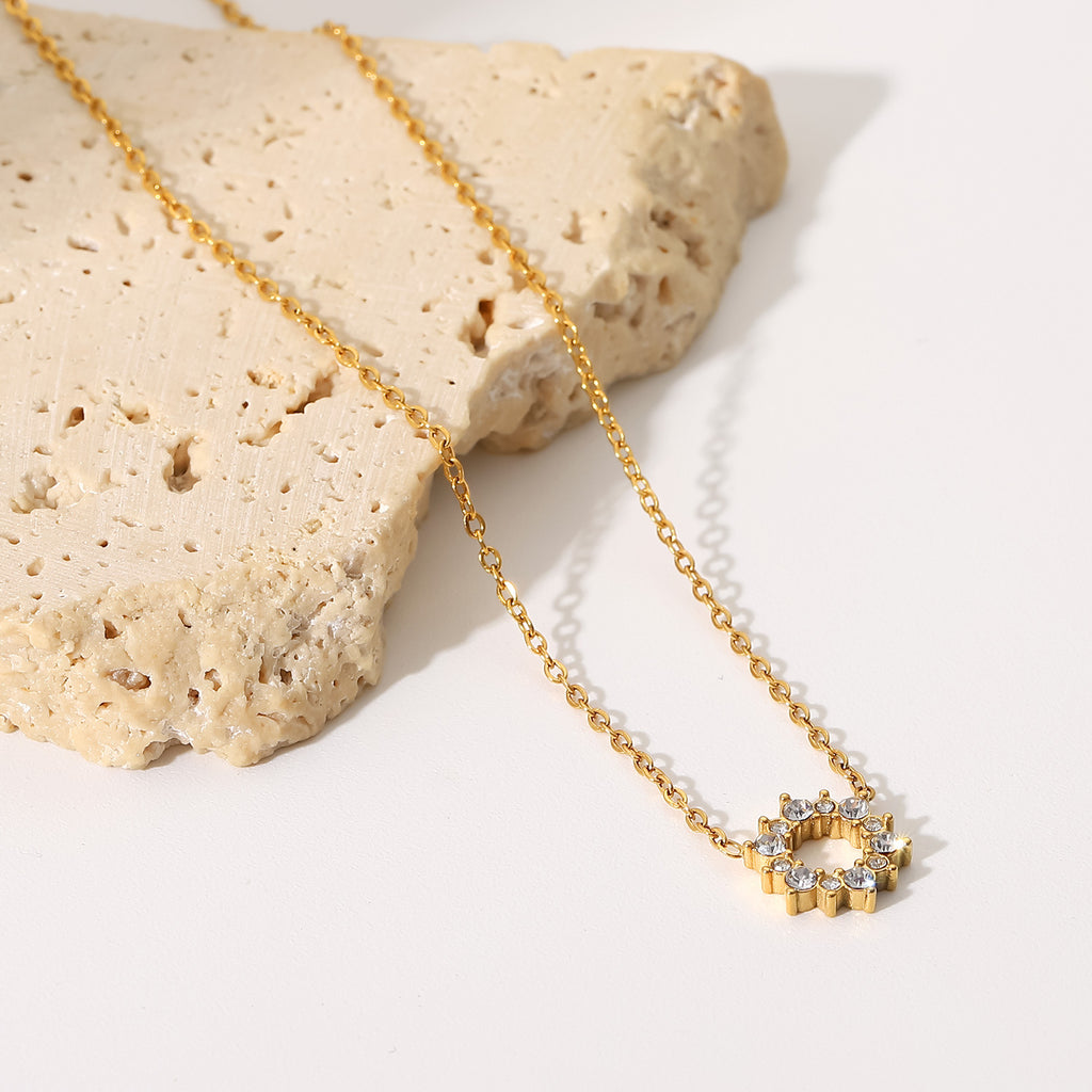 Damen Halskette mit funkelndem Kristallanhänger und feiner Gliederkette Shop Nory