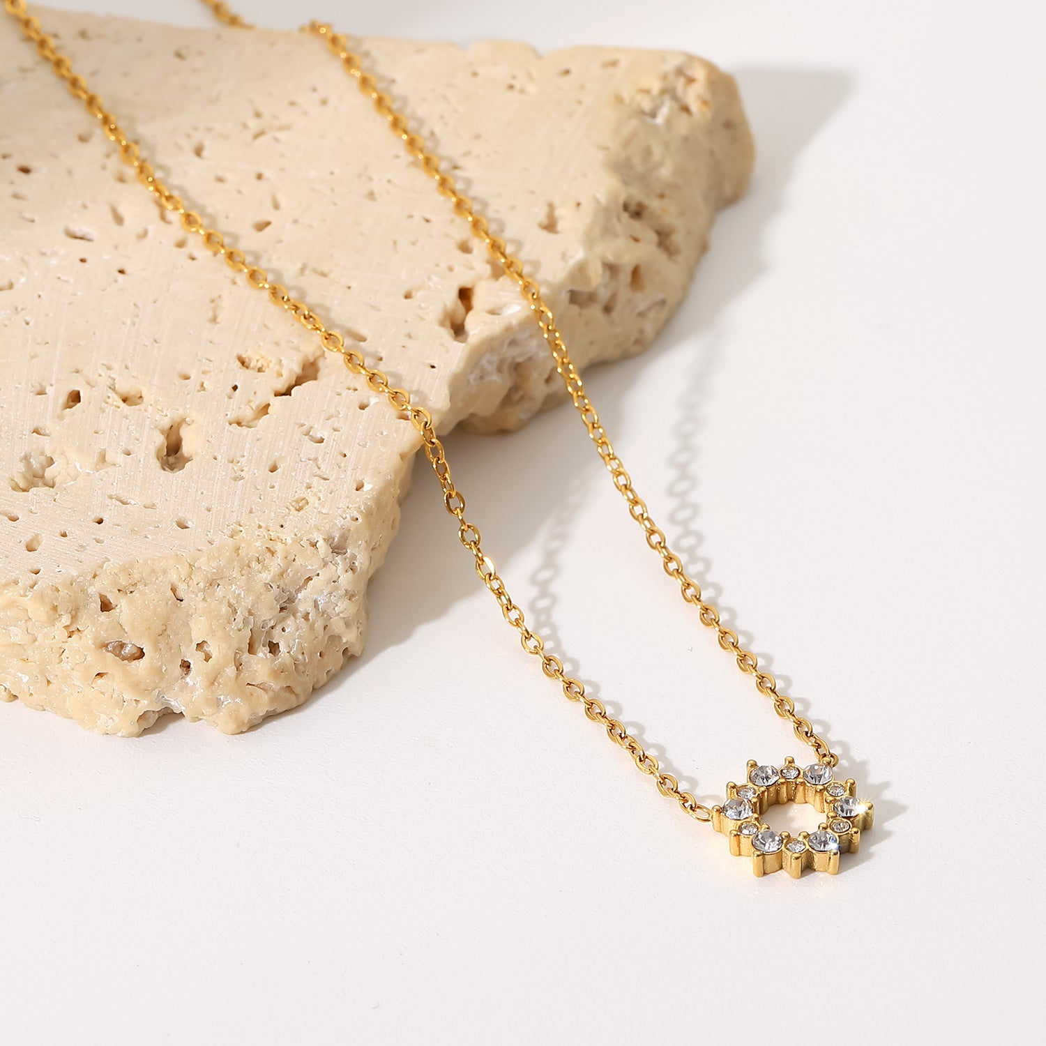 Damen Halskette mit funkelndem Kristallanhänger und feiner Gliederkette Shop Nory
