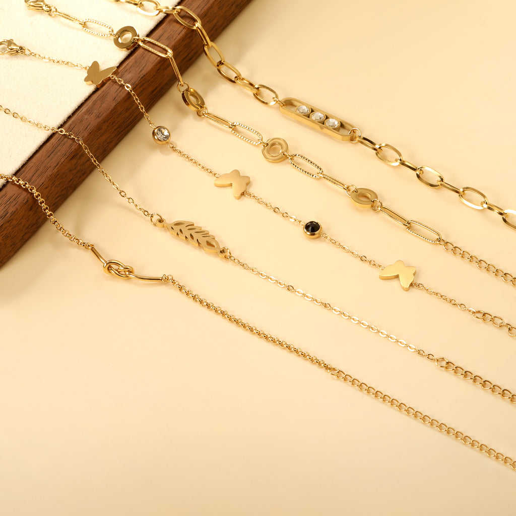Damen edles Armband mit filigranen Schmetterlingsanhängern und Kristallakzenten Shop Nory