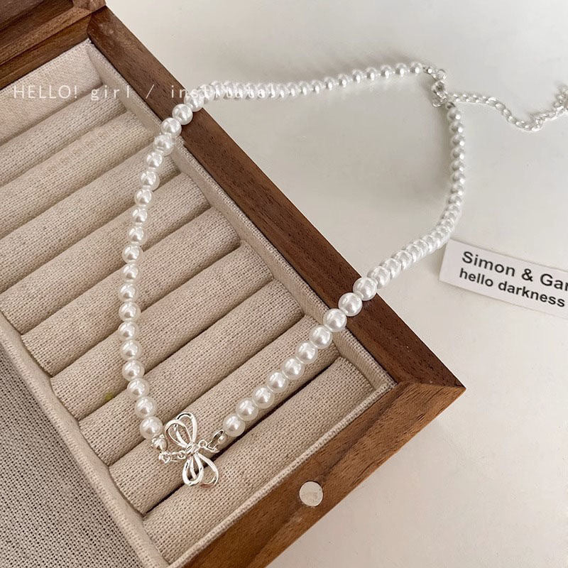 Damen Halskette mit filigranem Schmetterlingsanhänger Shop Nory