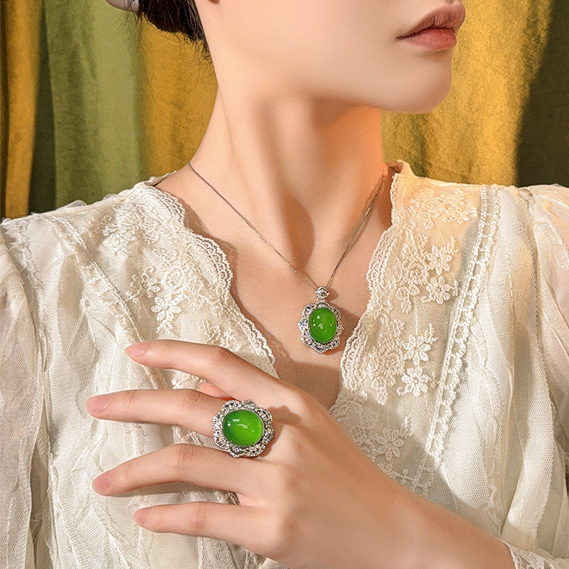 Jadeite oval halo Anhänger necklace mit Sterling Silber Kette