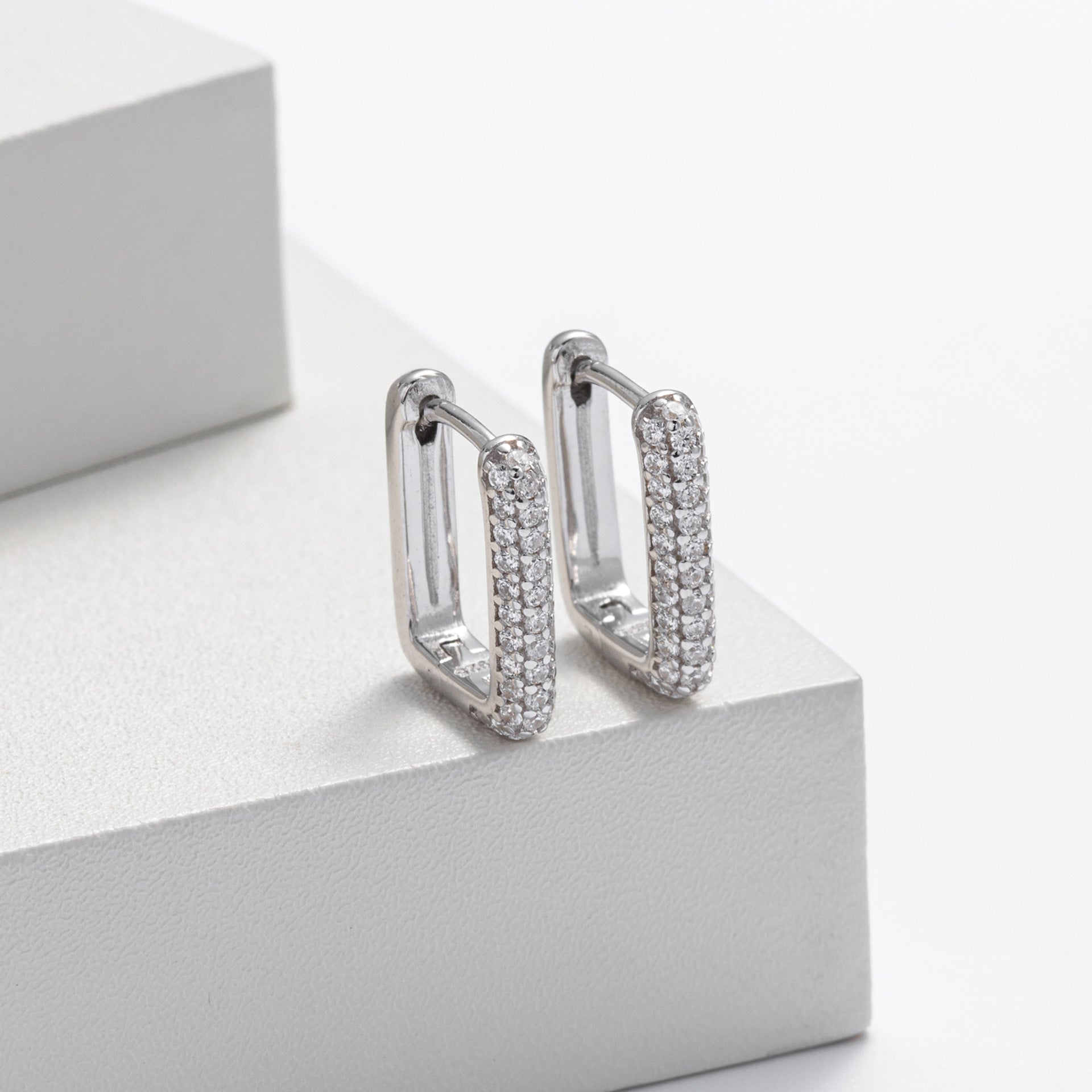 Damen Creolen aus hochwertigem 925 Sterling Silber mit funkelnden Zirkonsteinen Shop Nory