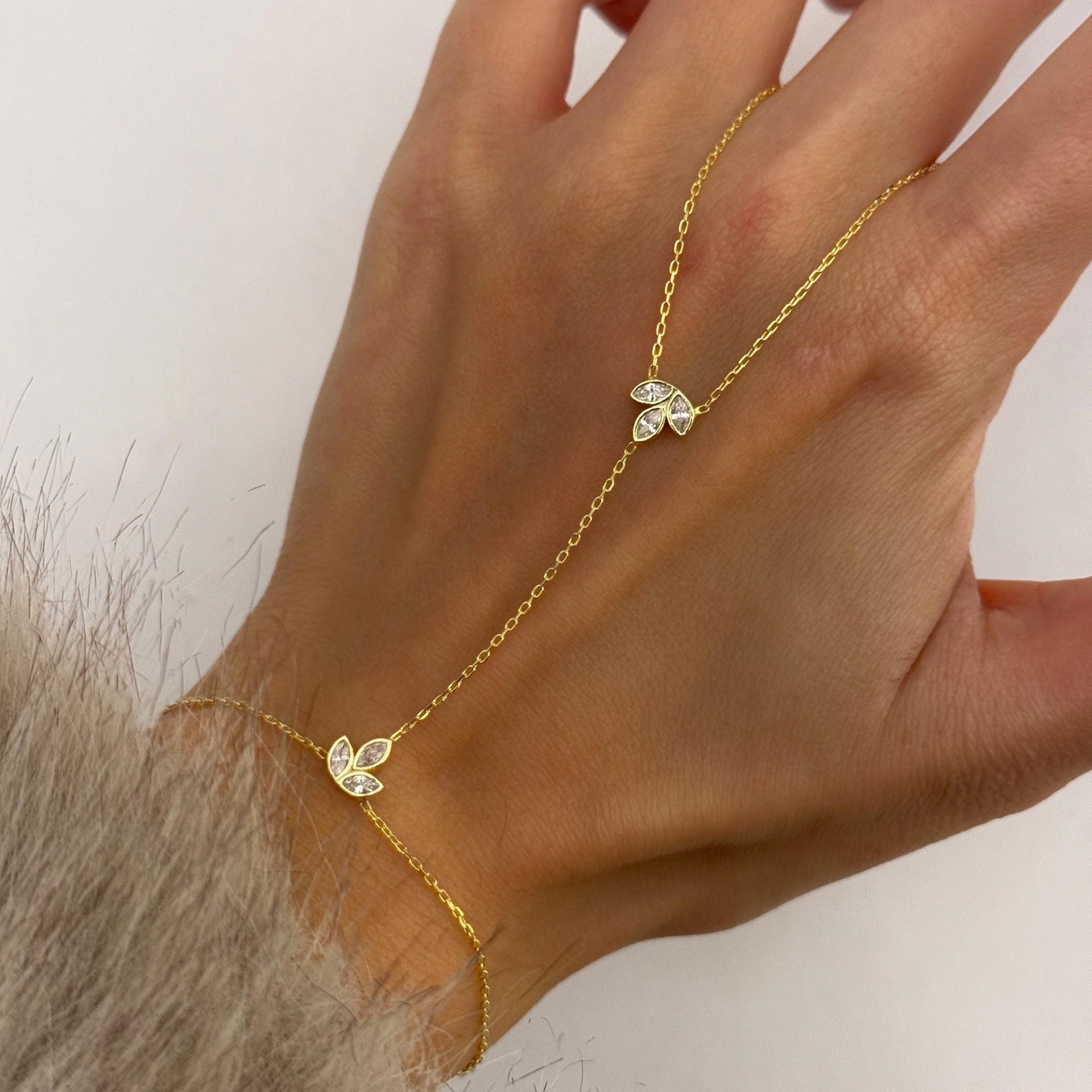 Damen Handkette mit floralem Design und funkelnden Zirkonia-Elementen Shop Nory