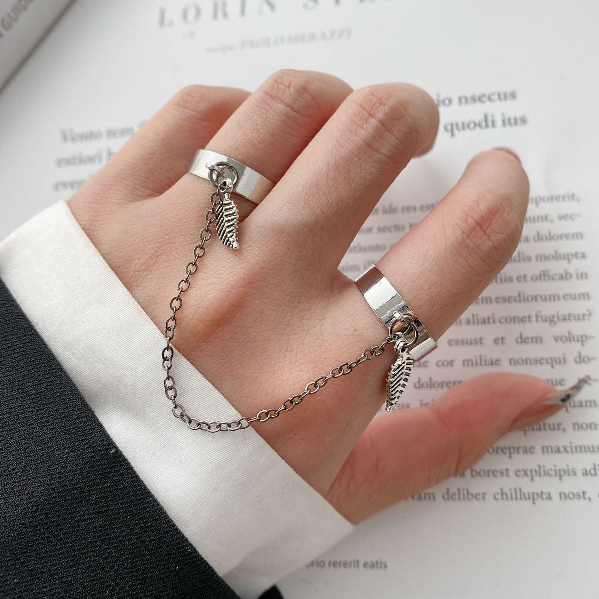 Damen Ring-Set mit verbundenen Kettenanhängern und Blattmotiven Shop Nory