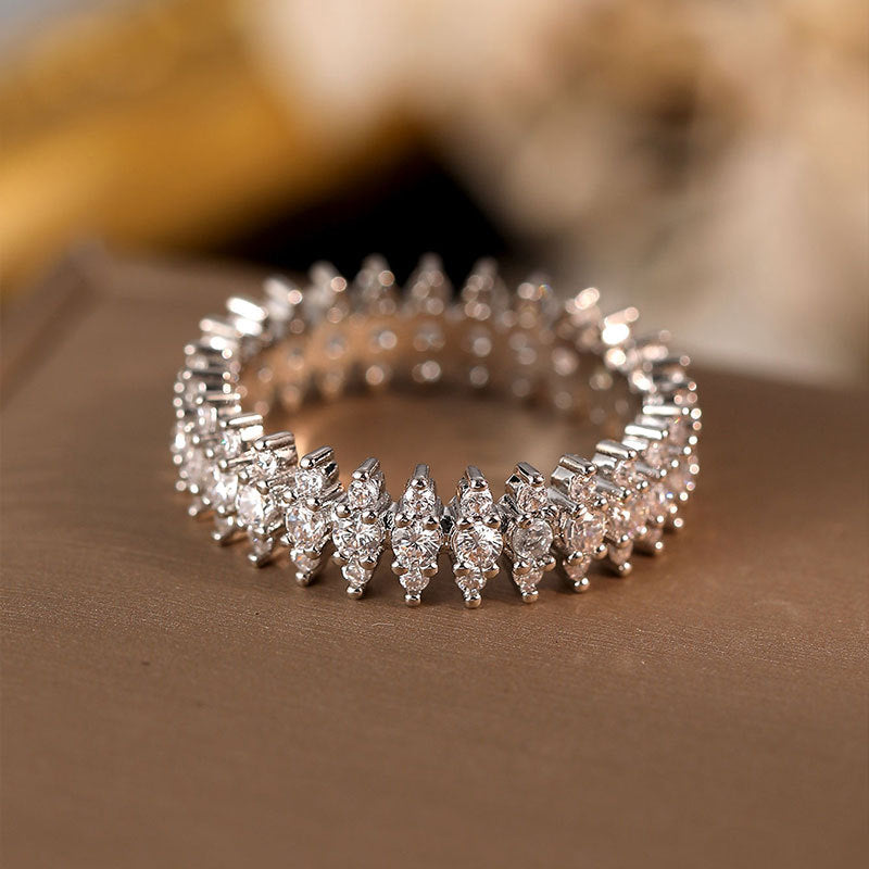 Damenring mit stilvollem Spitzen-Design und funkelnden Kristallen Shop Nory