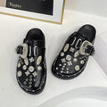 Damen nan verzierte Schlupf-Clogs mit metallischen Conchos, großer Zierschnalle und ergonomischem Fußbett