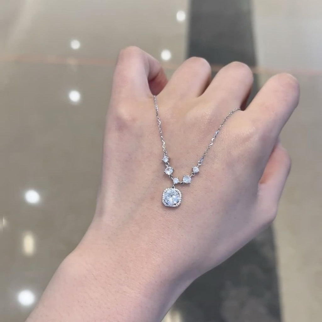 Damen Halskette mit luxuriösen Zirkonia-Details und funkelndem Anhänger Shop Nory