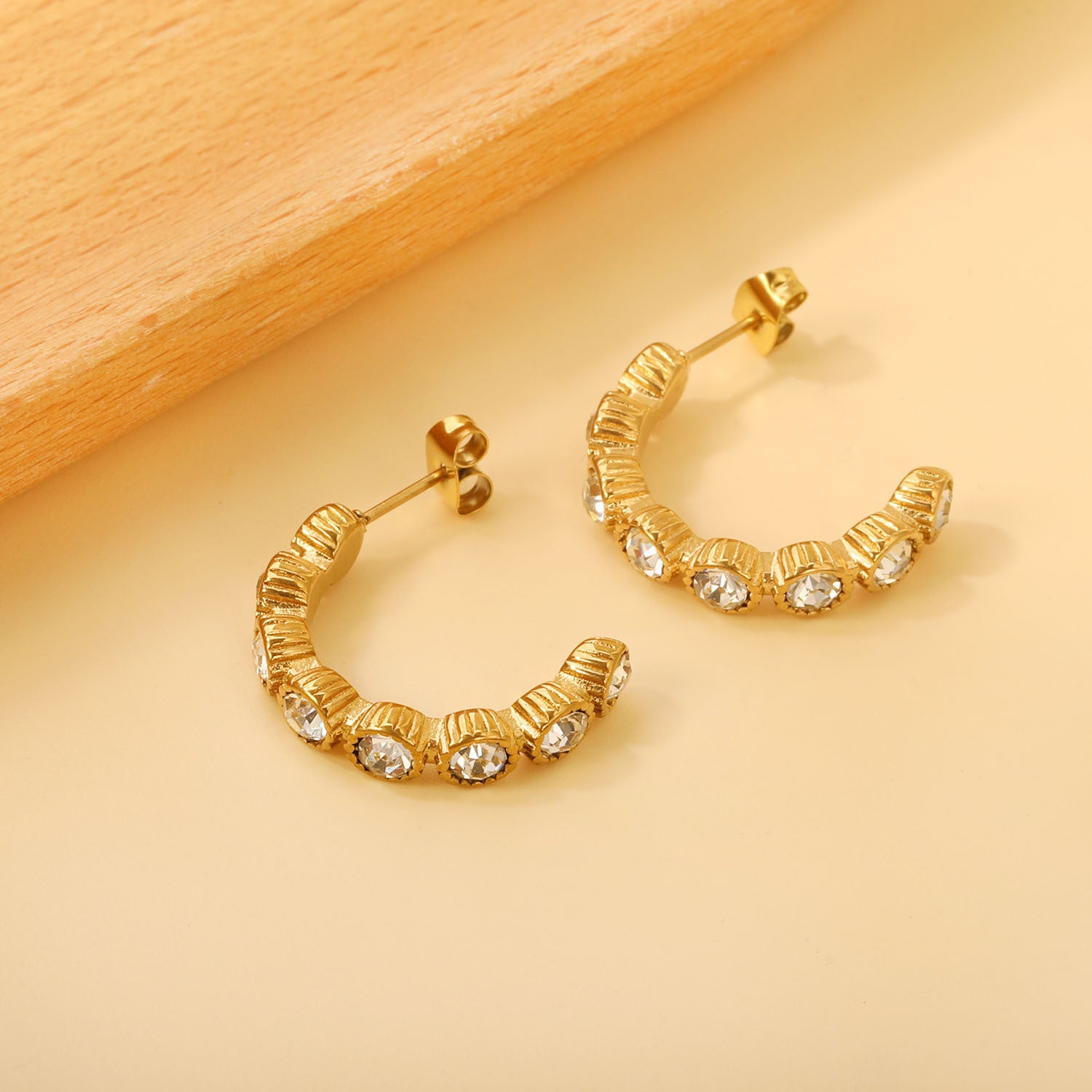 Damen Ohrstecker mit funkelnden Kristallakzenten und hochwertiger Goldbeschichtung Shop Nory