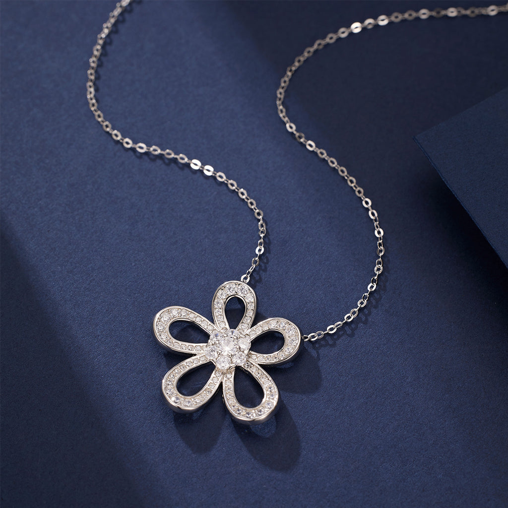 Damen Halskette mit filigranem Blumenanhänger und funkelnden Kristallelementen Shop Nory