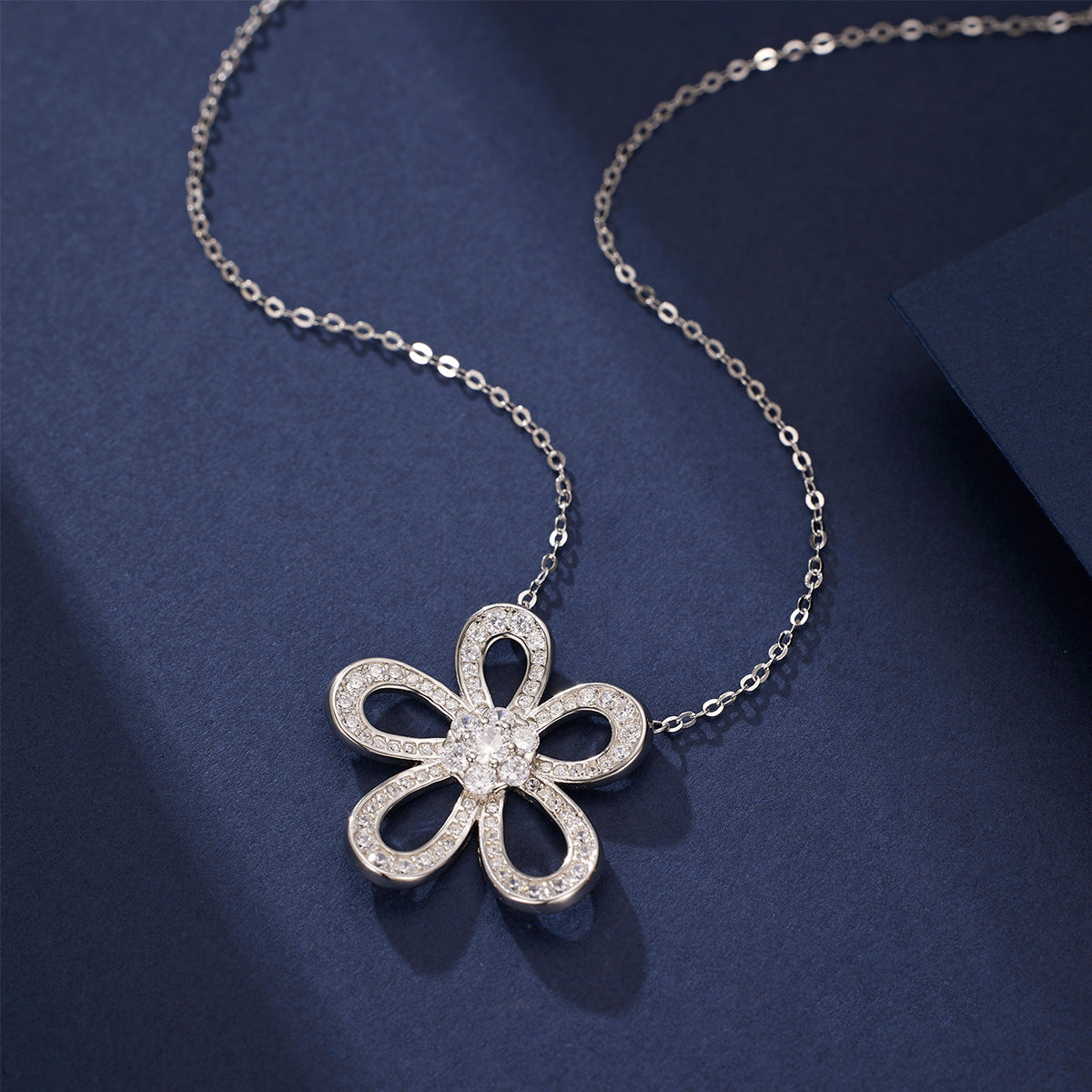 Damen Halskette mit filigranem Blumenanhänger und funkelnden Kristallelementen Shop Nory