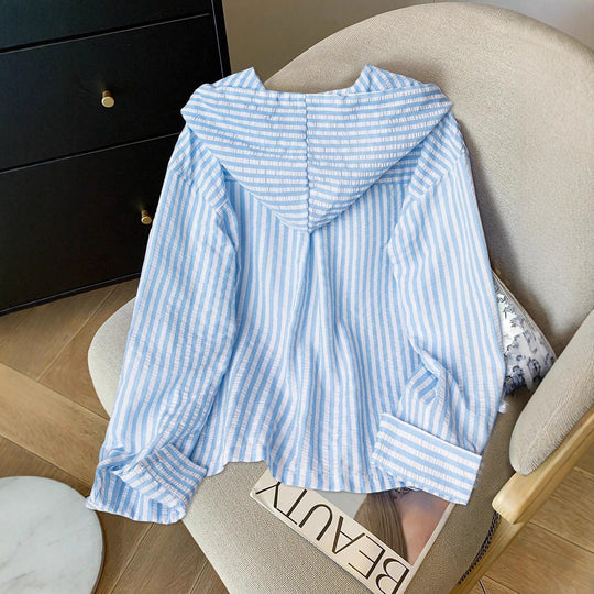 Damen Leichte gestreifte Kapuzen‑Overshirt mit Holzknöpfen und aufgesetzten Taschen Shop Nory