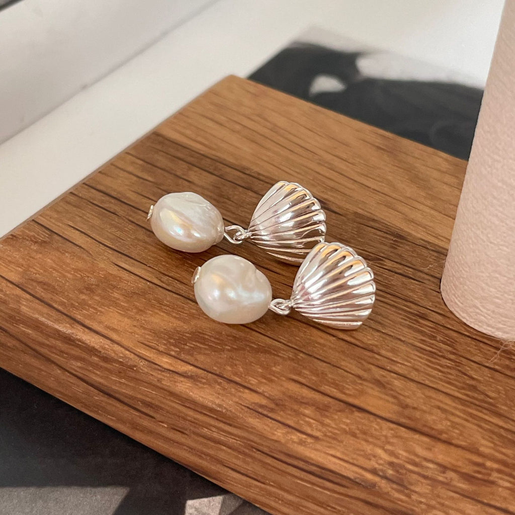 Damen Ohrhänger mit eleganten Muschel-Design und schimmernden Perlen Shop Nory
