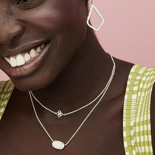 Damen Halskette mit ovalem Natursteinanhänger und zartem Kettendesign Shop Nory