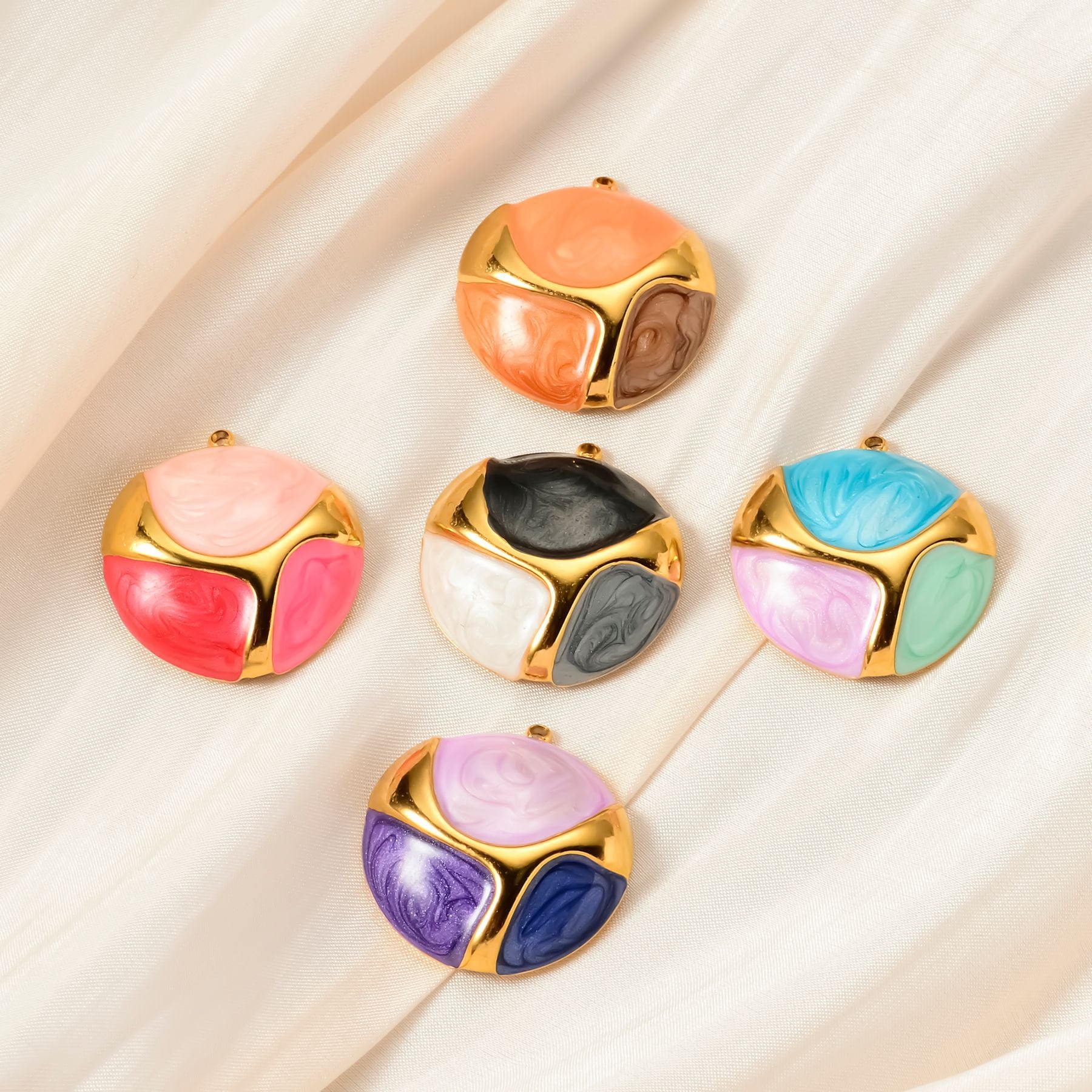 Damen Anhänger mit kunstvollem Farbenspiel und elegantem Goldakzent Shop Nory